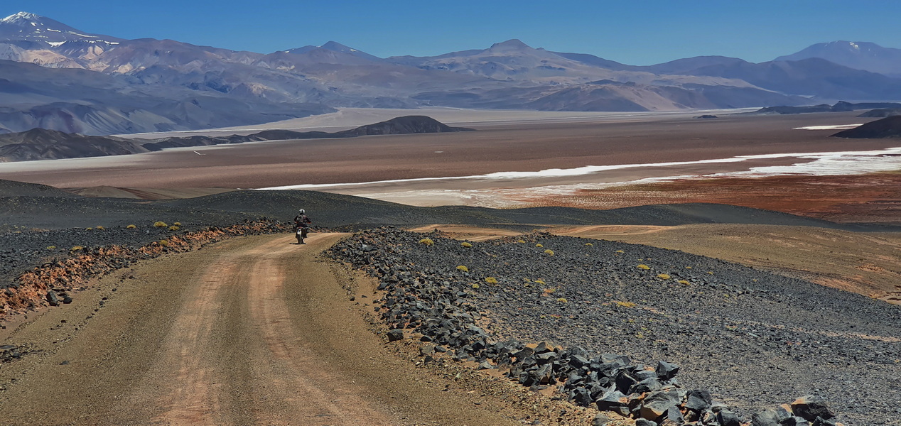 Südamerika Motorradreise mit Andenlandschaft